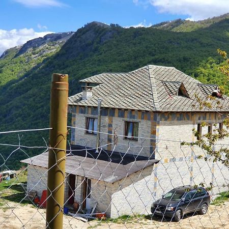 Bujtina E Tomorrit Hotel Ujanik Kültér fotó