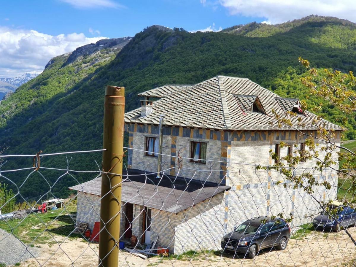 Bujtina E Tomorrit Hotel Ujanik Kültér fotó